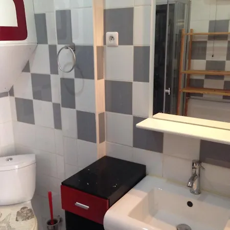 Appartement Sur Agde, Avec Cour, Parking Et En Option *