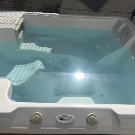 Apartment Sur Agde, Avec Cour, Parking Et En Option