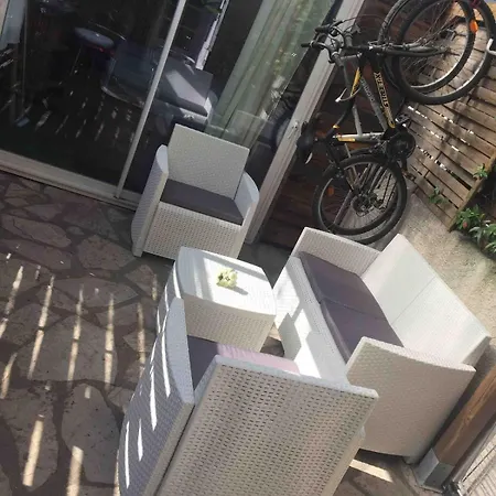 Sur Agde, Avec Cour, Parking Et En Option *