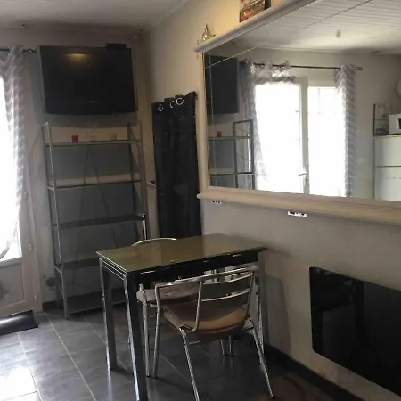 Sur Agde, Avec Cour, Parking Et En Option Appartement *