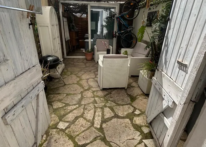 Sur Agde, Avec Cour, Parking Et En Option