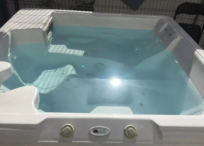 Apartment Sur Agde, Avec Cour, Parking Et En Option