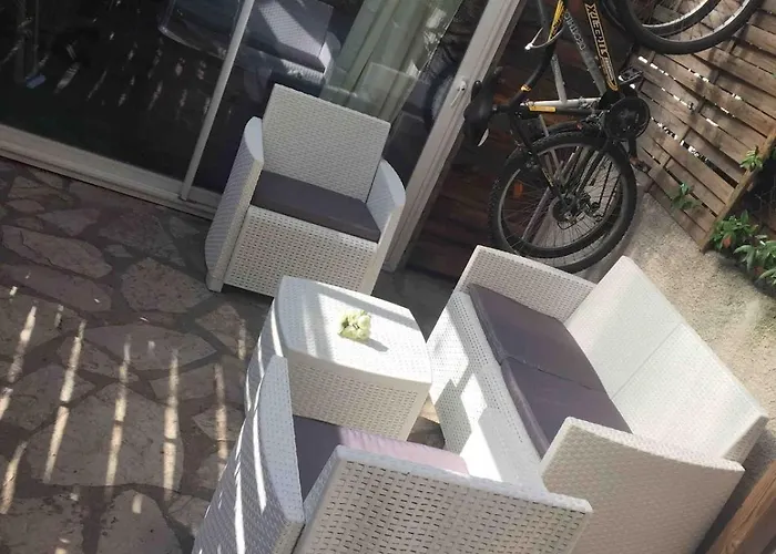 Sur Agde, Avec Cour, Parking Et En Option *